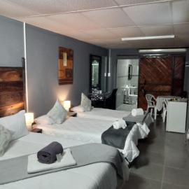 Ay Jay's Guesthouse, hótel í Bloemfontein