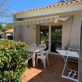Maisonnette La Coti H5 avec piscine intérieure chauffée, accès plage à pied, hotel in Saint-Georges-dʼOléron