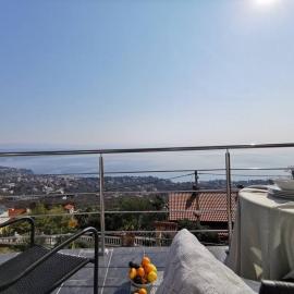 Ferienwohnung mit 180° Meerblick (nähe Opatija)，Dobreć的飯店