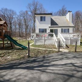 Cozy Poconos Mountain House with 3 bedrooms, hotel u gradu 'Tobyhanna'