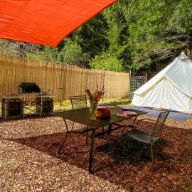 Glamping in the Redwoods with a hot tub!, hotel a Garberville