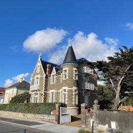 Appartement rénové dans villa d'exception face à la mer