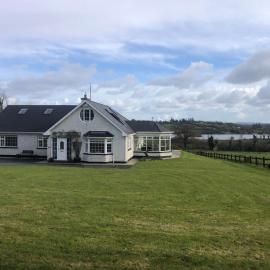 Lough Aduff Lodge 5 minutes from Carrick on Shannon โรงแรมในลีทรัม