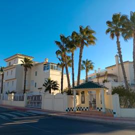 MAISON ENTIERE AVEC PISCINE, WIFI, GRAND SOLARIUM ET TERRAIN ARBORE, hotel di Orihuela