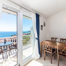 Apartments Tilda- 50m to Pebble Beach, hotelli kohteessa Brist