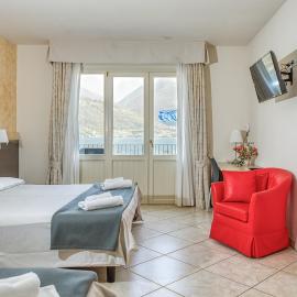 Hotel Lumin, hotel i Cremia