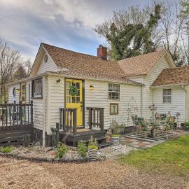 Stylish Woodfin Home w/ Backyard & Fire Pit