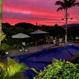 Casa de campo, com quadra de Beach Tennis, Volei e Fut Volei próxima a SP!!