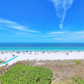 Beachfront condo with restaurant, pool, spa and gym, hotel in Marco Island