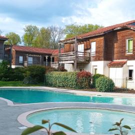 Les Terrasses du Lac piscine M65, hotel di Aureilhan