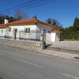 T3 Cozy Old House with XL garden, hotelli kohteessa Borralha