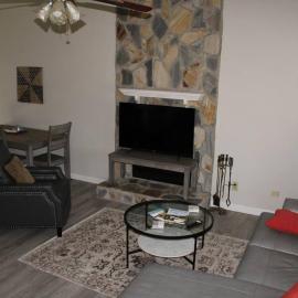Cheerful 2-Bedroom, 2 bath with private parking, hotel in Fayetteville