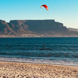 Nautica 2 Bedroom Beachfront Apartment with Sea Views, hotel u gradu Bloubergstrand