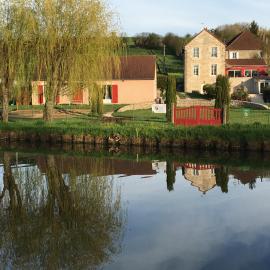 Calme au Canal de Centre, khách sạn ở Dennevy