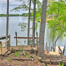 Dock + Fire Pit: Lakefront Living in Abbeville! – hotel w mieście Iva