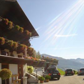 Ferienhof-Oberer-Gollmitzer-2-5-km-oberhalb-von-Heiligenblut-ruhige-sonnige-Lage-Glocknerblick