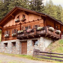 Almhuette-Gipper, hotel in Heiligenblut