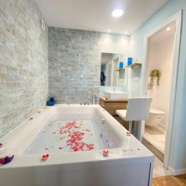 La Veiguela de Gijón II, con plaza de garaje y jacuzzi incluido、ヒホンのホテル