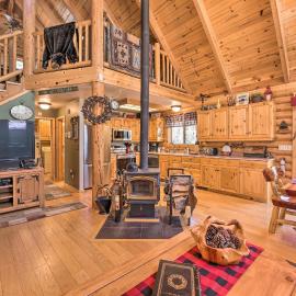 2-Acre Cabin in Pinetop-Lakeside w/ Fenced Yard, hotel in Pinetop-Lakeside