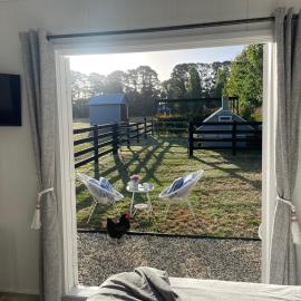 Farm Stay HARMONY Cottage at Wilindi Estate، فندق في Tyabb