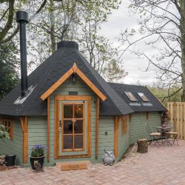 Punch Tree Cabins Outdoor Bath & Wood Burner، فندق في Carluke