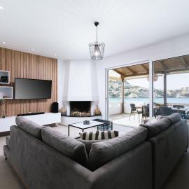 Beach front apartment with swimming pool, hotelli kohteessa Ligaria