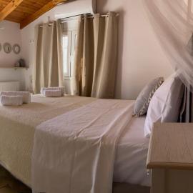 Julia house, hotel Pilaroú városában