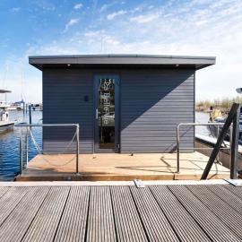 Beautiful houseboat in Marina of Volendam、フォーレンダムのホテル