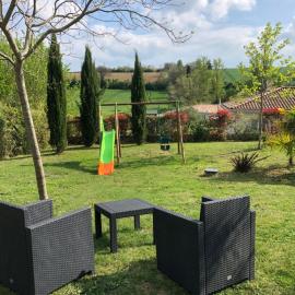 Suite indépendante au cœur d’un jardin arboré.