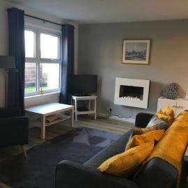 Cosy cottage with sea views close to local shops., hotel in Lamlash