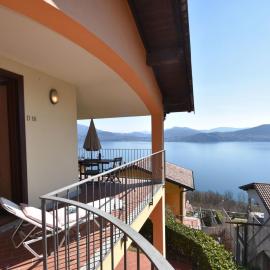 Garden Flat by Lake Maggiore, hotel en Oggebbio