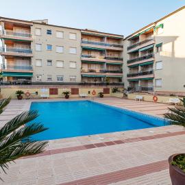 Near beaches large private patio, aircon & community pool, Hotel in Comarruga