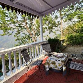 Whistling Thrush Cottage, Bhimtal (2bhk), Hotel in Nainital