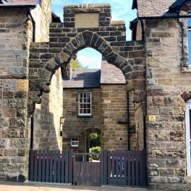 Underneath the Arches, hotel in Penicuik