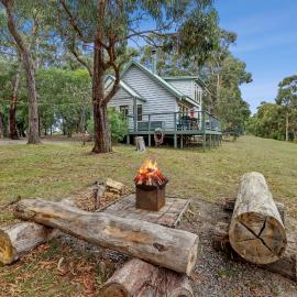 Lorne Bush House Cottages & Eco Retreats, хотел в Лорн