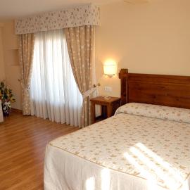 Aparthotel Tres Caminos, hotell i El Grado