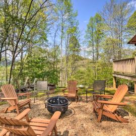 Cozy Hiawassee Cabin w/ Fire Pit & Mtn Views!, hotel in Hiawassee