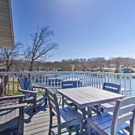 Boat Dock, Lake-View Decks! Ozarks Reunion Retreat, hotel din Sunrise Beach