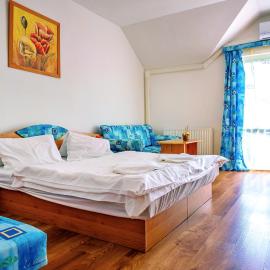 PENZIÓN QUATRO II 250m od kúpaliska, hotel a Podhájska