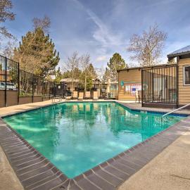 Mammoth Lakes Townhome < 2 Mi to Ski Area!, hotel in Mammoth Lakes