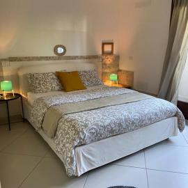 Villa Luigi a Poggio dei Pini, alloggio con giardino e posto auto, hotell i Capoterra