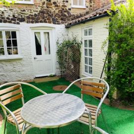 The Beehive, ground floor apartment in Norfolk, no shared amenities