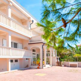 Apartments Facini, hotel din Košljun