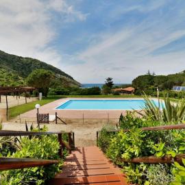 NISPORTO APPARTAMENTO 100 MT DAL MARE E PISCINA, hotel din Nisporto
