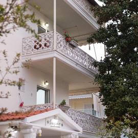 Ronzi Apartments, hotel in Kamena Vourla