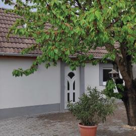 FruPi Apartmanok - A kis ház, Hotel in Ostoros