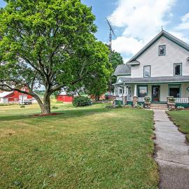 Wine Country Oasis Charming Farmhouse 10 Acres, Hotel in Berrien Center