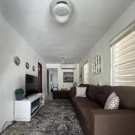 cozy house with jacuzzy, Hotel in Juana Díaz