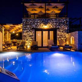 Villa Diamante -Seafront Stone Villa for 5 with Stunning Sunset Views By Villa Mana Gers, hotel in Amoudi