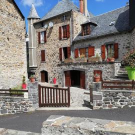 Maison typique pleine de charme Peyrusse Cantal, hotel a Peyrusse